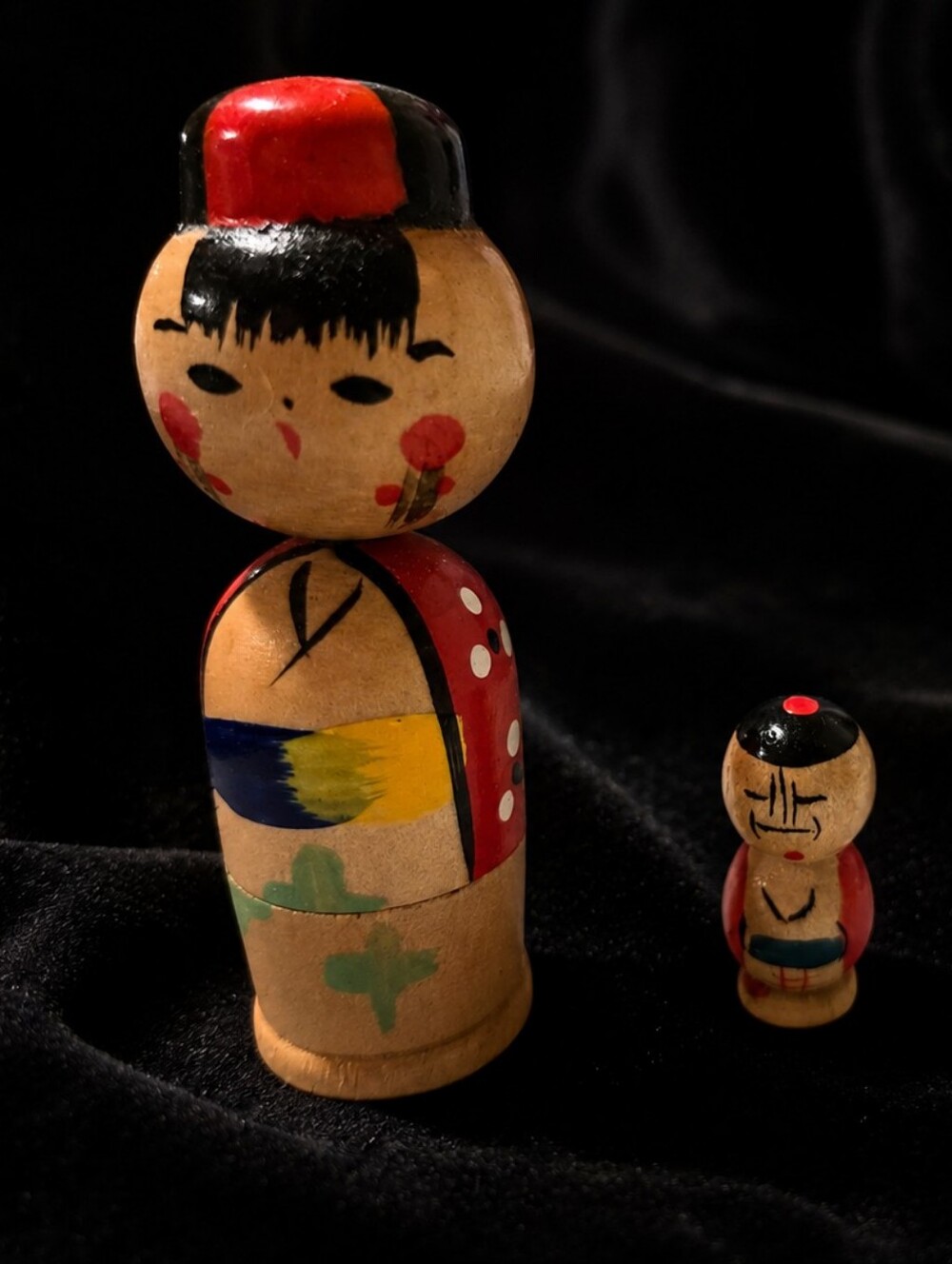 Vintage Japanese Wooden Nesting Kokeshi Doll Set – Hand-Painted Mini Folk Art